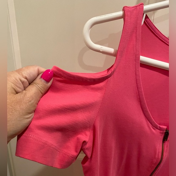 NWOT VENUS SMALL COLD SHOULDER SHORT SLEEVE TOP IN PINK - Picture 4 of 7